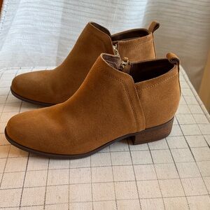 Tom’s classic and comfortable suede booties, low stacked heel, side zipper.
